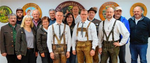 Erster Gauschützenmeister Erich Eisenberger mit der Vorstandschaft mit Florian Hohner, Maria Eisenauer, Peter Eberherr, Christa Eberherr, Bürgermeister Josef Kirchmaier, Richard Hirt, Helga Hohner, Hans Faltermaier, Manfred Mitter, Karl Hohner, Anton Rudorfer, „Schlumpf“ Wiesenberger und Hans Simmeth. Foto  Richterstetter