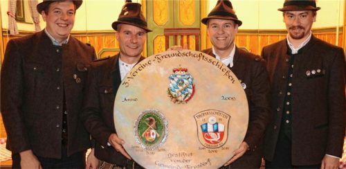 Erstmals gewannen die „Elfer“ Wildenwart die Ehrenscheibe der Gemeinde. Die Schützenmeister von Frasdorf und Umrathshausen, Richard Voggenauer (rechts) und Sepp Staudacher (links), übergaben die Scheibe an die Wildenwarter Schützenmeister Andreas Freund (Zweiter von rechts) und Stephan Baumgartner.Foto Rehberg