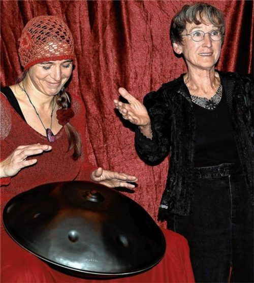 Erzählerin Carmen Däumer (rechts), musikalisch begleitet von Lisa Schamberger. Foto  Baeur