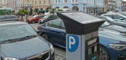 Es gab eine Zeit, da fuhr man mit dem Auto in die Innenstadt und stellte es irgendwo gebührenfrei ab. Diese Zeit ist lange vorbei. Im November 1967 beschloss der Stadtrat, im Stadtzentrum 14 weitere Parkuhren aufzustellen, und zwar am Ludwigsplatz. Die Parkuhren wurden inzwischen durch Parkscheinautomaten ersetzt.Foto Biebel-Neu