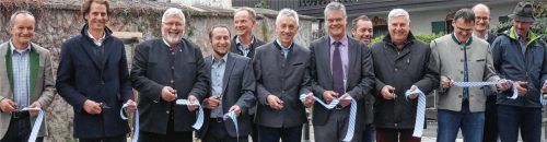 Es machte kurz „schnipp schnapp“ und schon hatten viele Hände das Band bei der Eröffnung der Endorfer Straße in Söllhuben durchschnitten: Beteiligt waren (vordere Reihe von links): Josef Bichler vom Ingenieur-Büro Bichler & Klingenmeier, Bernau, Helwig Falch von der Swietelsky Baugesellschaft mbH, Sebastian Friesinger, Bezirksrat, Martin Alexy vom Amt für ländliche Entwicklung, Bürgermeister Josef Häusler, Gerhard Kippes von der Abteilung Hoch- und Tiefbau des Landratsamtes, Werner Weyerer von der Kommunalstraßenförderung bei der Regierung von Oberbayern, Peter Oster, Vorgänger von Martin Alexy beim Amt für ländliche Entwicklung, Richard Mühlbauer, Gemeinderat und Mitglied der Teilnehmergemeinschaft Dorferneuerung. Im Hintergrund weitere Teilnehmer der Teilnehmergemeinschaft sowie rechts Johannes Bichler vom Ingenieurbüro Bichler.Fotos Kirchner