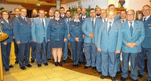 Etliche Helferzeichen gab es beim Ehrenabend des THW Rosenheim zu überreichen. Der Rosenheimer Ortsverband gehört mit 36000 ehrenamtlichen Stunden zu den leistungsstärksten in Bayern. Fotos re