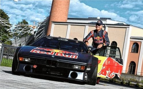 Ex-Rennfahrer Dieter Quester mit dem BMW-M1-Procar von Fritz Wagner – hier noch vor dem Spinnereigelände in Kolbermoor. Inzwischen ist das Auto auf dem Weg nach Daytona zum 24-Stunden-Rennen. Foto fkn