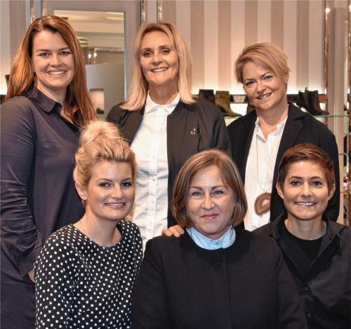 Fachkundig und freundlich beraten Elfi Böck (hinten Mitte) und ihre Mitarbeiterinnen. Fotos schlecker