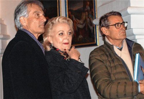 Fachsimpelten über die architektonischen Besonderheiten der Rundkirche (von links): Pfarrer Andreas M. Zach, Oberbürgermeisterin Gabriele Bauer und Franz Knarr, Vorsitzender der DAV-Sektion Rosenheim.Foto Aerzbäck