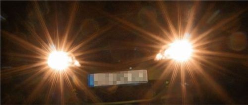 Falsch eingestellte Scheinwerfer sind Alltag im Straßenverkehr und führen bei entgegenkommenden Fahrern zu Verunsicherung. Foto  dpa