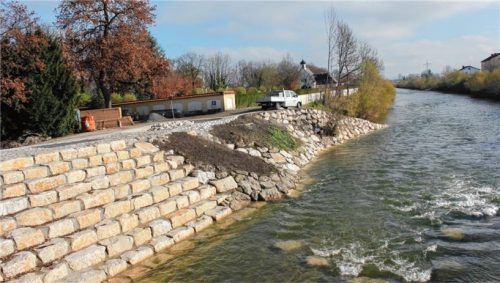Fast abgeschlossen sind die Arbeiten am Mangfalldamm im Bereich des Alten Friedhofs. Über die Stufen kann man zum Wasser gelangen.