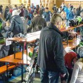 Fast wie am Lift: Erst anstehen und dann verteilte sich alles beim Skiflohmarkt in Schechen