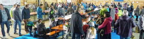 Fast wie am Lift: Erst anstehen und dann verteilte sich alles beim Skiflohmarkt in Schechen
