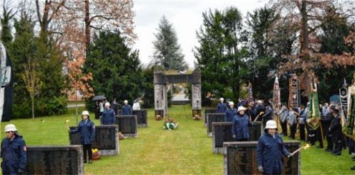 Feierliches Gedenken am Kriegerdenkmal. Fotos  Sedlbauer