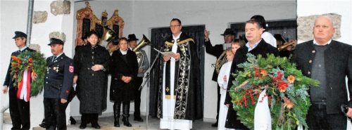 Feierliches Totengedenken am Volkstrauertag in Happing