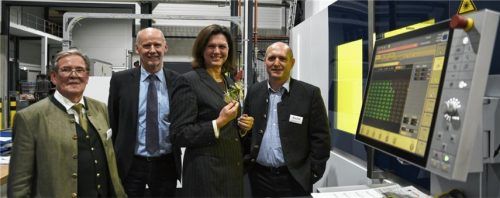 Firmengründer Sebastian Bacher, Bezirksrat Josef Bichler vom CSU-Kreisverband Miesbach, Wirtschaftsministerin Ilse Aigner sowie Geschäftsführer Josef Kuchlmeier bei der Besichtigung der neuen Räumlichkeiten der Bacher GmbH (von links).Foto  re