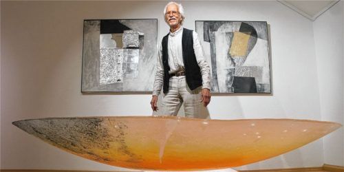 Florian Lechner mit einer seiner Glasskulpturen.
