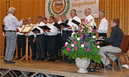 Franz Burger dirigierte den Griesstätter Sänger, die Ohrwürmer wie „Aber dich gibt‘s nur einmal für mich“ oder „Kalinka“ sangen. Foto  re