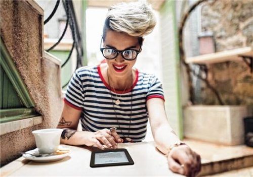Frauen freuen sich über moderne Technik. Ein E-Reader passt in jede Handtasche und verkürzt so manche Wartezeit.