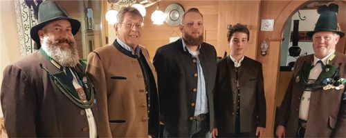 Freude über den Beitritt von Lukas Abendstein: Oberleutnant Stefan Leitner, Christoph Hilger senior, Anton Heppel junior, Lukas Abendstein und Hauptmann Fritz Kelzenberg (von links).