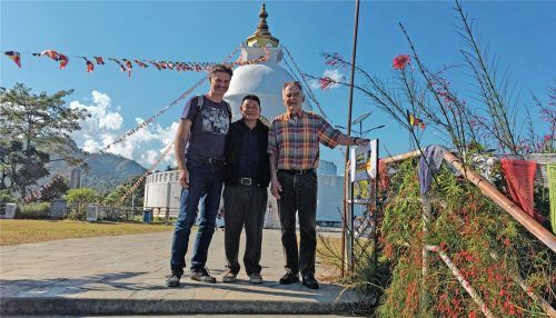 Fritz Semmelmayr und sein Sohn Stephan (links) besuchten mit Chyangba Lama auch die Friedensstupa, eine Kapelle, die einer der Lieblingsorte seiner verstorbenen Frau war. Der Sherpa hatte Anna Semmelmayr bei einer Trekking-Tour 1988 das Leben gerettet. Foto privat/Kreier
