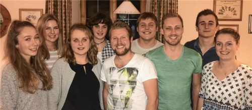 Fröhliche Vorstandschaft (von links): Marlies Zunhammer, Franziska Frank, Verena Dirnecker, Anna Mayer, Michael Fortner, Tobias Dirnecker, Tobias Angerer, Simon Osterloher und Veronika Fortner.