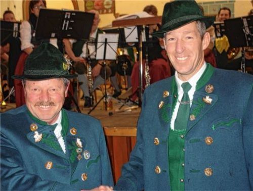 Für 25-jährige Mitgliedschaft ehrte Vorstand Franz Hilger (rechts) Erich Zenz junior. Foto  adersberger