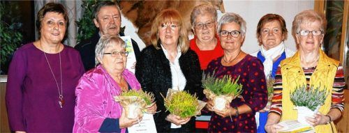 Für 30-jährige Treue zum Gartenbauverein ehrte Vorsitzende Elisabeth Haider Annelies Legler, Erhard Roth, Eva Rauscher, Auguste Schmalhofer, Renate Gruber, Franziska Mitterreiter und Anni Neulinger (von links).Foto rgr