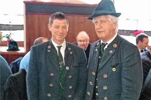 Für 40 Jahre Vereinstreue ehrte Hans Schmid (links) Fritz Seibold.