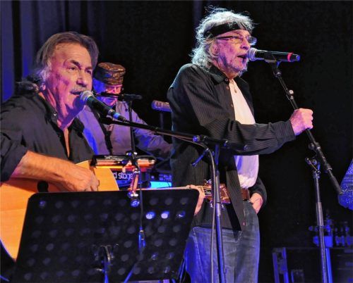 Für einen Song vereint: Gert Steinbäcker und Schiffkowitz alias Helmut Röhrling verabschiedeten sich mit „Bevor i geh“ vom Publikum im Mühldorfer Stadtsaal.Foto ha