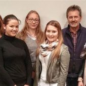 Für hervorragende Leistungen in der Schule und Ausbildung geehrt