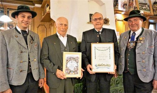 Für ihre langjährige Treue zum Vagener Trachtenverein wurden Moritz Schwegler (Zweiter von links)) und Ernst Lottes (Zweiter von rechts) von Vorsitzendem Michael Zistl (rechts) und dessen Stellvertreter Stefan Engl geehrt.Foto w0lf