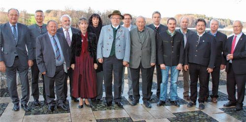 Für jahrzehntelanges Engagement im Ehrenamt ausgezeichnet: neun Bürger aus dem Landkreis. Zu den Gratulanten gehörten Landrat Wolfgang Berthaler (links) und Richard Schreiner (Dritter von rechts) vom Vermessungsamt Rosenheim. Foto re