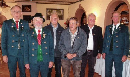 Für langjährige Mitgliedschaft erhielten Ehrungen: (von links) Josef Steiner (25 Jahre Mitglied), Franz Kastner (50), Bernd Böhm (40), Peter Pletschacher (50) und Karl-Heinz Anfang (40). Die Auszeichnungen nahm Vorsitzender Albert List (rechts) vor. Foto  Humm