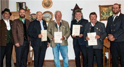 Gauschützenmeister Bernhard Bremer (links), Schützenmeister Andreas Müller (Zweiter von links) und Zweiter Schüttenmeister Peter Fischer (rechts) gratulierten (von links) Anton Landinger, Martin Graf von Bentzel, Franz Fuchs und Hans Fuchs zu ihren Urkunden. Foto re