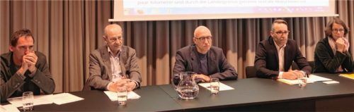 Gedankenaustausch über Fortbildungsmaßnahmen für Flüchtlingshelfer: Klaus Ritzer, Geschäftsführer Kommunity, Walter J. Mayr, Euregio Inntal, Johann Gstir, Vertreter des Landes Tirol, Dr. Manuel Diller vom Landratsamt Rosenheim und Barbara Schwendenmann vom Bildunsgwerk Rosenheim (von links).Foto Ina krug