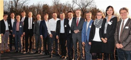 Gedankenaustausch: Vertreter regionaler Unternehmen sprachen mit Repräsentanten der Hochschule über den neuen Studiengang.Foto re