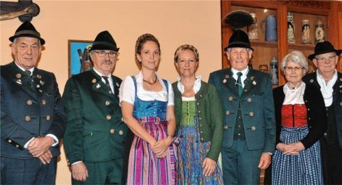 Geehrt wurden (von links): Sebastian Buchner und Franz Heigenhauser für 50, Martina Gaukler und Anita Huber für 25 sowie Alfred Bachmann, Ria Pfeiffer und Schorsch Perl für 60 Jahre im Verein.