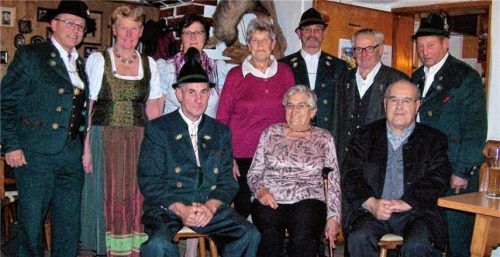 Wurden geehrt: (vorne von links) Johann Kefer, Resi Perschl, Georg Blabsreiter, (hinten von links) Franz Mauerer, Rosa Scholz, Maria Niedl, Annemarie Janke, Nikolaus Lengl, Alois Westner und Franz Göls.Foto  ca