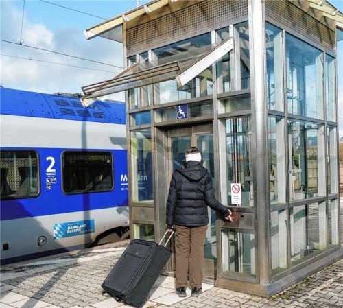 Gefangen im Aufzug! Zwei junge Frauen mussten über eine Stunde auf Hilfe warten. Also Augen auf beim Betreten von Fahrstühlen. Im Bild einer der beiden Aufzüge am Bahnhof in Kiefersfelden.Foto  hoffmann