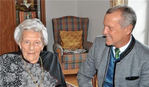 Geistig topfit, genoss Katharina Gruber den Geburtstagsbesuch von Bürgermeister Rudi Jantke zu ihrem 102. Wiegenfest. Foto eder