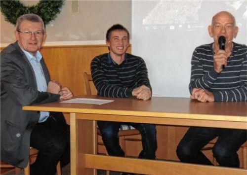 Gemeinsamer Rückblick auf das Jugendlager Europa: Jugendbeauftragter Josef Gebler, Cedric Vorbach und Franz Maier, Kreisvorsitzender der KSRK.Foto stn