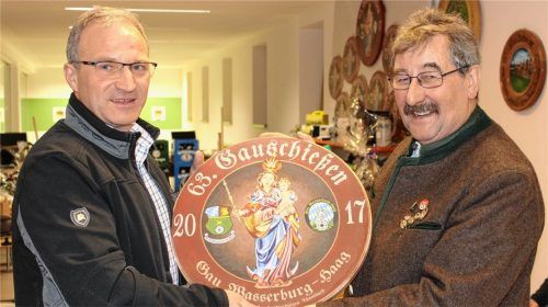 Georg Eberl und Erich Eisenberger (rechts) bei der Übergabe der Gauscheibe.Fotos wittmann
