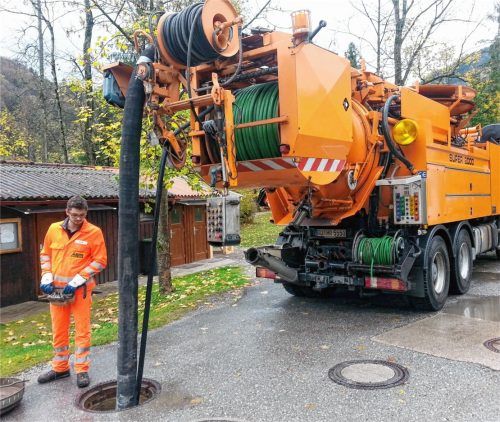 Georg Mayer aus Nußdorf beseitigt die Ursache eines verstopften Kanals. Dazu steht ihm ein moderner Spülwagen mit Hightech-Geräten von Robotersystemen bis hin zu hoch spezialisierten Kanal-TV-Kameras zur Verfügung.Foto Steffenhagen