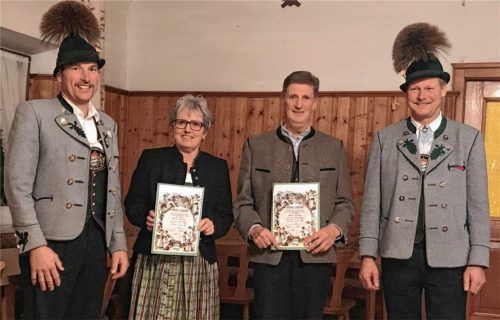 Gerhard Albersinger (Zweiter Vorstand, links) und Franz Schuster (rechts) ehrten Martin und Bärbel Grundl für ihre langjährige Mitgliedschaft.