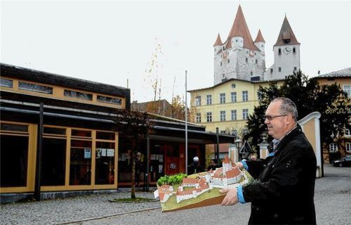 Gerhard Kramer bringt ein Modell der Haager Burganlage mit.Foto bauer