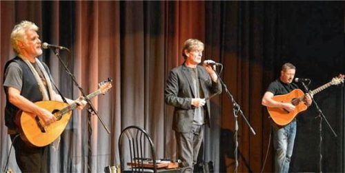 Gern gesehene Gäste im Haus der Kultur: Fergus Feely am Mandocello, Sean Keane und Gitarrist Pat Coyne (von links). Foto gka