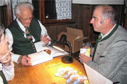 Gerne signierte Günter Reichelt bei der Buchvorstellung in der Zieglerwirtsstube sein Buch. Foto petra perzl
