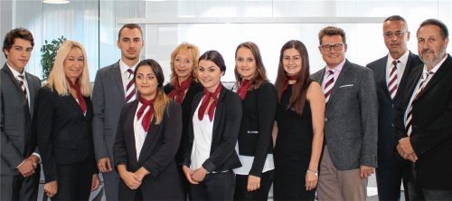 Geschäftsstellenleiterin Christine Krämer (Zweite von links) mit ihrem Team und der Versicherungs- und Immobilienabteilung sind froh, dass die Umbauarbeiten so gut funktioniert haben.