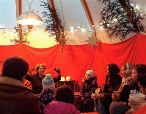 Gespannt lauschten die Besucher den Erzählungen von Annette Hartmann im stimmungsvoll geschmückten Lesezelt.