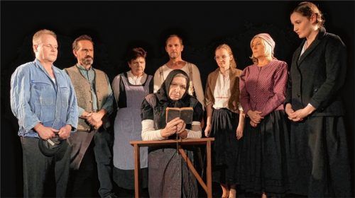 Gespenstisch mutet die Inszenierung von „Tannöd“ teilweise an. Auf unserem Bild haben sich die Menschen aus dem Dorf und vom Hof Tannöd zum gemeinsamen Bittgebet versammelt. Foto Jacobi