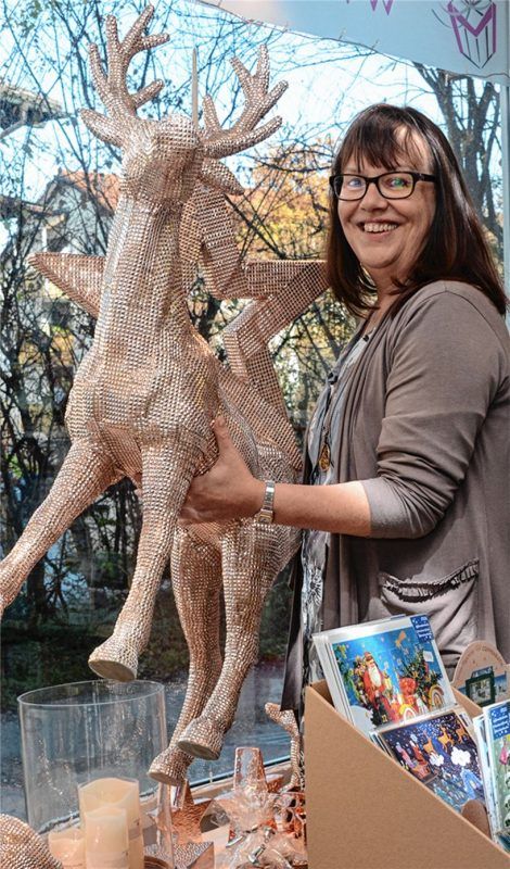 Glitzernder Blickfang: Der rund ein Meter hohe, kupferfarbene Hirsch, den Ulrike Peschutter als vorweihnachtliche Dekoration ins Schaufenster der Bad Endorfer Geschenke-Manufaktur gestellt hat. Foto Ammelburger