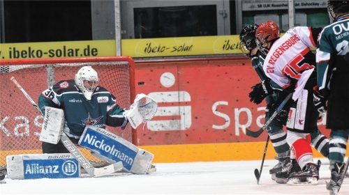 Glück für Rosenheim im Heimspiel gegen Regensburg: Der Schuss des Gäste-Stürmers landete am Pfosten des Starbulls-Tores, in dem Luca Endres stand. Foto  Ziegler