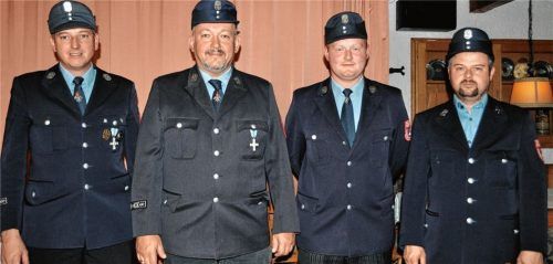 Glückliche Wendung beim Feuerwehrverein: Auf Thomas Just (Stellvertreter) und Anton Weiß (ehemaliger Vorsitzender) folgen Andreas Höger (Vorsitzender) und Albert Hogger (Stellvertreter).Foto tb